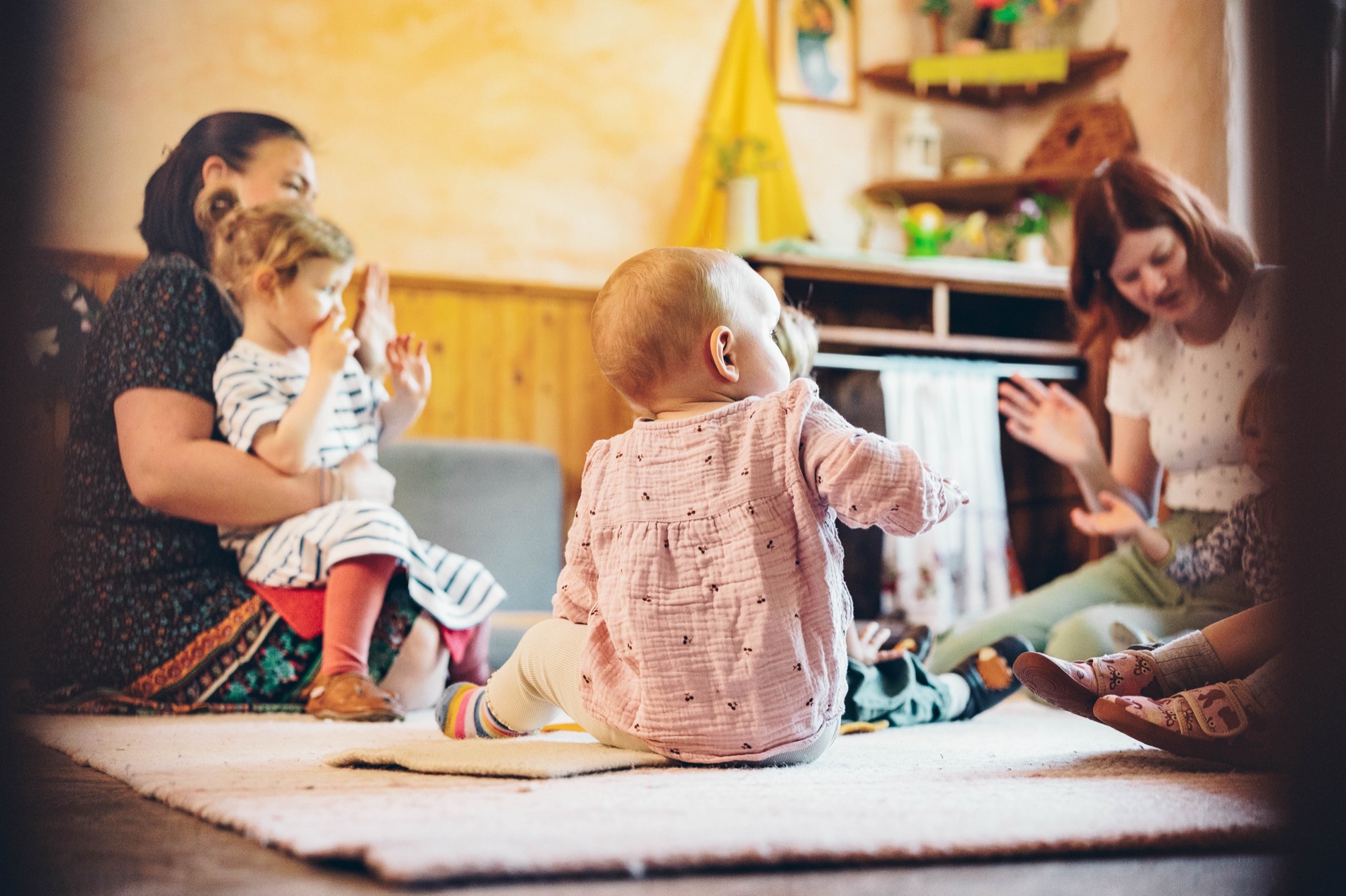 Morgenkreis in der Kinderstube mit Kleinkindern